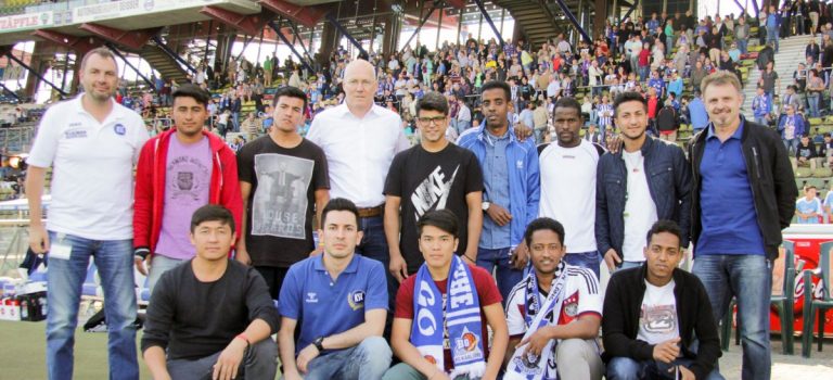 Flüchtlingsklasse der Carl-Benz-Schule unterstützte den ersten Heimsieg des KSC