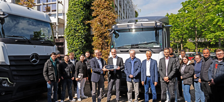Das Mercedes-Benz Werk Wörth übergibt Spenden-LKW